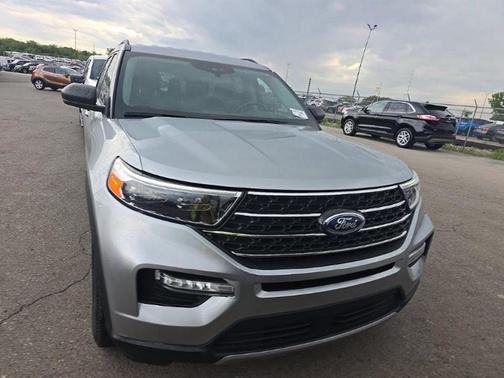 Iconic Silver Metallic 2023 Ford Explorer XLT
