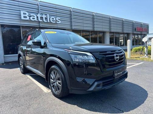 Black 2024 Nissan Pathfinder SV