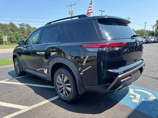 Black 2024 Nissan Pathfinder SV