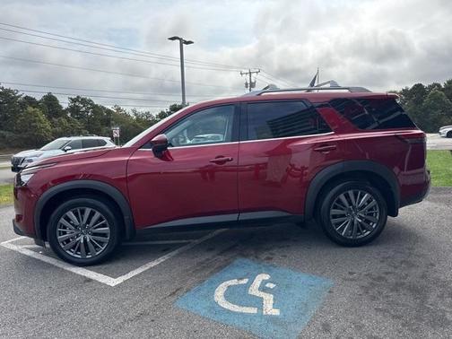 2025 Nissan Pathfinder SL