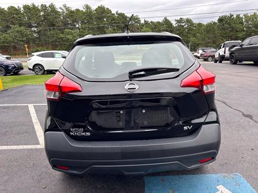 Super Black 2018 Nissan Kicks SV