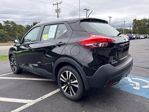Super Black 2018 Nissan Kicks SV