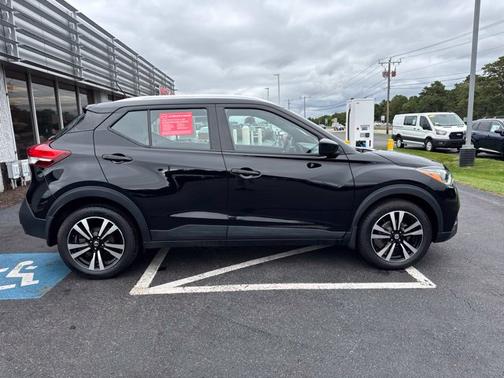 Super Black 2018 Nissan Kicks SV