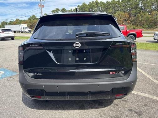 2025 Nissan Kicks SR