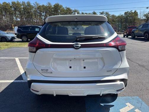 Aspen White 2024 Nissan Kicks SR