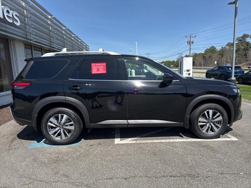 2023 Nissan Pathfinder SL