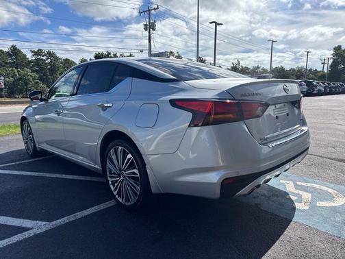 Brilliant Silver Metallic 2023 Nissan Altima 2.5 SL