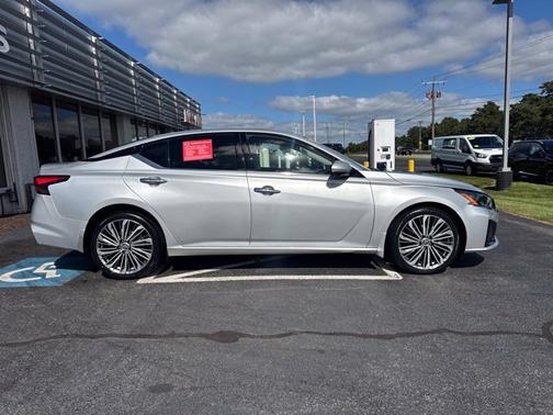 Brilliant Silver Metallic 2023 Nissan Altima 2.5 SL