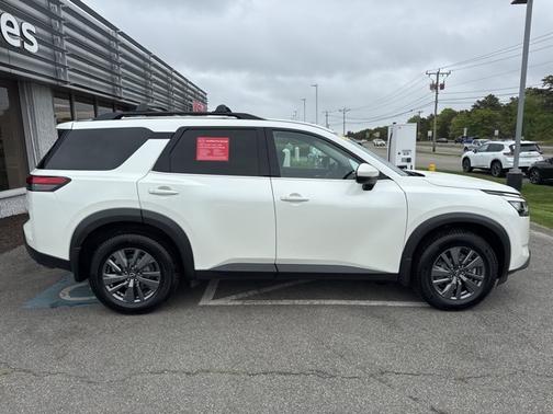 2022 Nissan Pathfinder SV