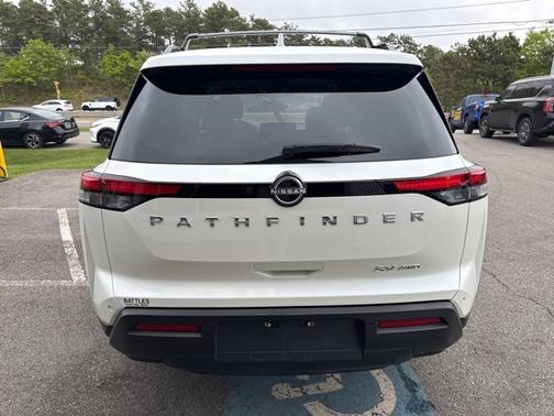 2022 Nissan Pathfinder SV