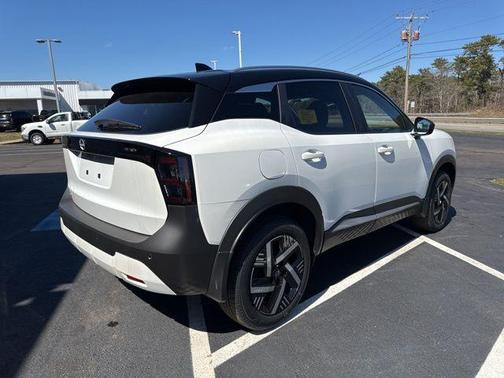 2t Wht Blk Roof 2026 Nissan Kicks SV