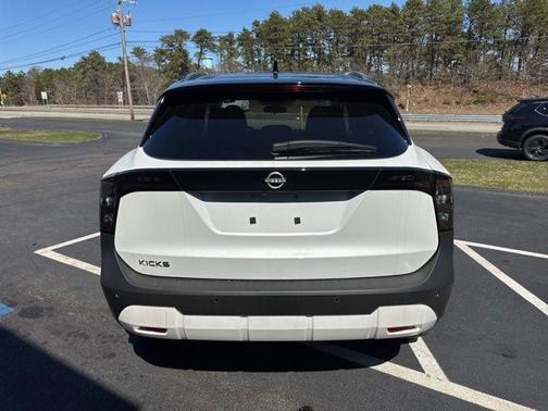 2t Wht Blk Roof 2026 Nissan Kicks SV