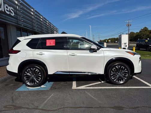 Everest White Pearl 2025 Nissan Rogue Platinum