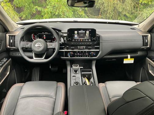 2025 Nissan Pathfinder Platinum 4WD