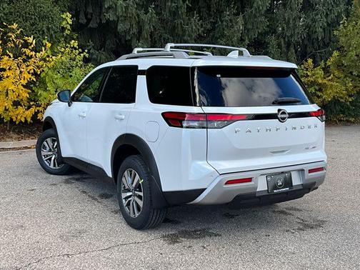 2025 Nissan Pathfinder SL 4WD