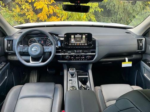 2025 Nissan Pathfinder SL 4WD