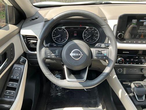 Pearl White Tricoat 2023 Nissan Rogue SL