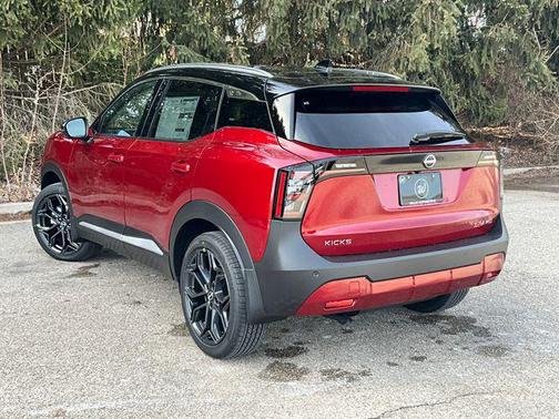 2025 Nissan Kicks SR