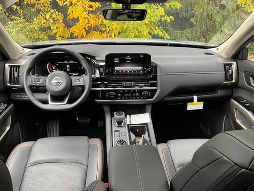 2025 Nissan Pathfinder Platinum 4WD