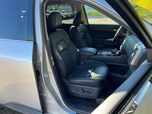 2024 Nissan Pathfinder SL 4WD