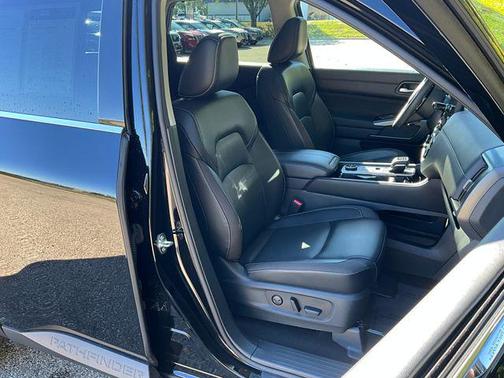 2023 Nissan Pathfinder SL 4WD