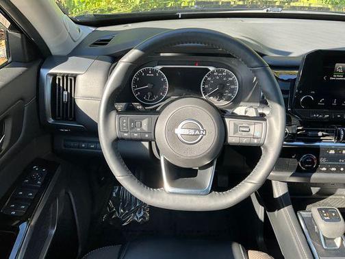 2023 Nissan Pathfinder SL 4WD