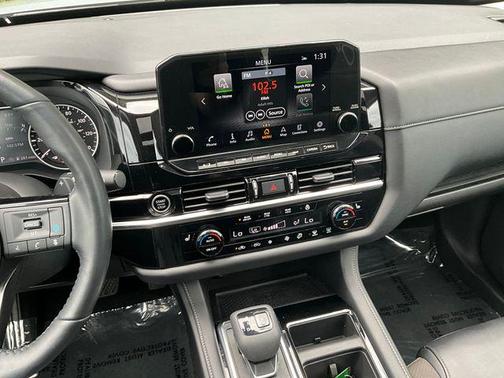 2023 Nissan Pathfinder SL 4WD