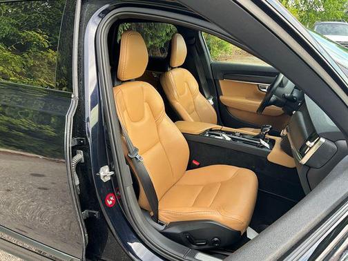 Onyx Black Metallic 2017 Volvo V90 Cross Country T6
