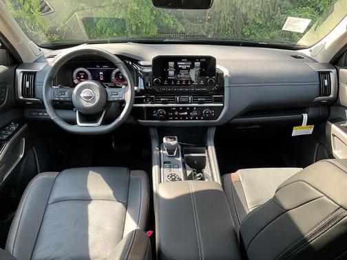 2025 Nissan Pathfinder Platinum 4WD
