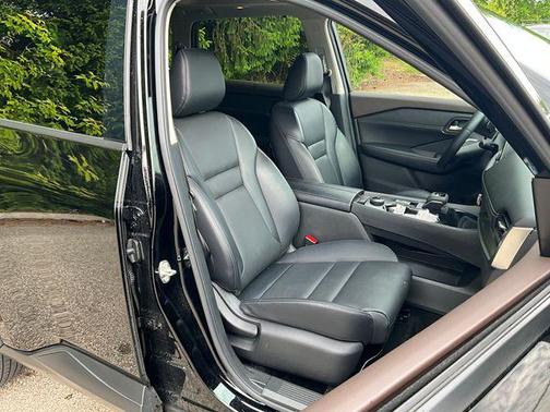 Super Black 2023 Nissan Rogue SV