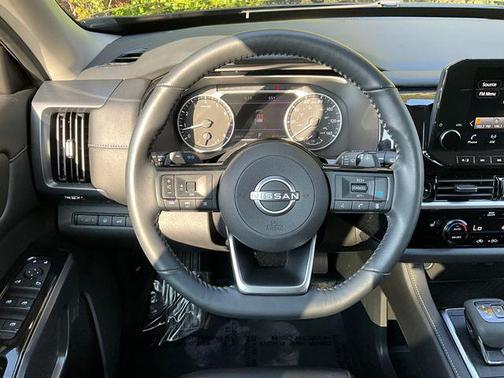 2022 Nissan Pathfinder SL 4WD