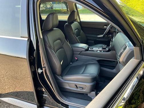 2022 Nissan Pathfinder SL 4WD