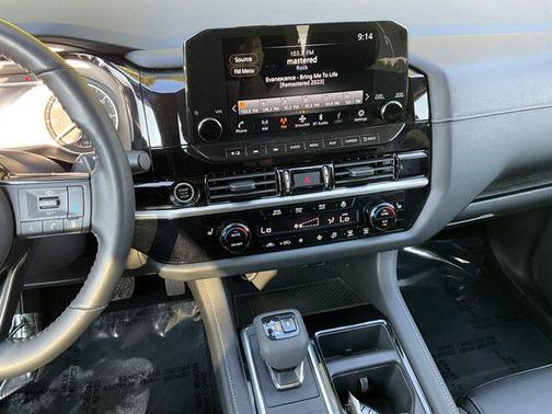2022 Nissan Pathfinder SL 4WD