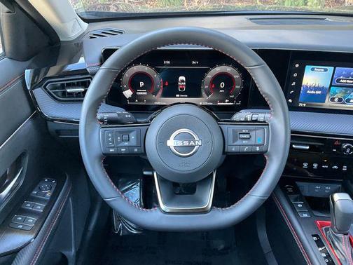 Super Black 2025 Nissan Kicks SR