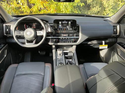 2025 Nissan Pathfinder Platinum 4WD