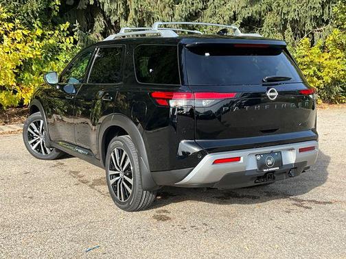 2025 Nissan Pathfinder Platinum 4WD
