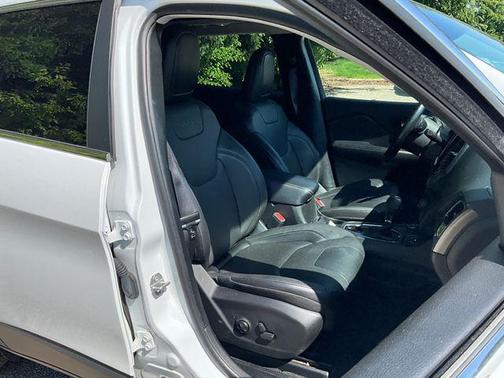 Bright White Clearcoat 2021 Jeep Cherokee Limited