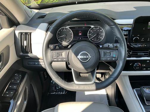 2022 Nissan Pathfinder SL 2WD