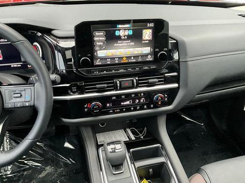 2025 Nissan Pathfinder Platinum 4WD