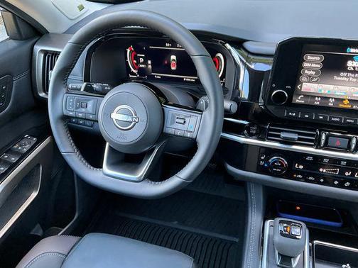 2025 Nissan Pathfinder Platinum 4WD
