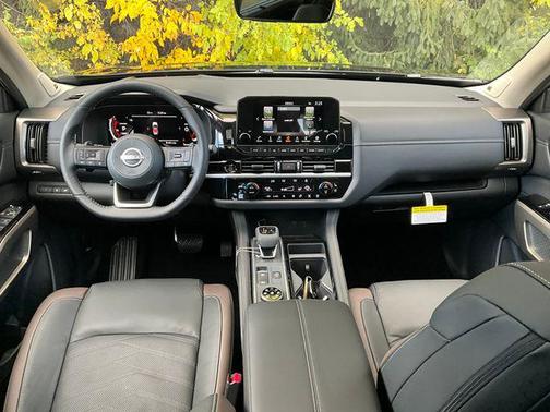 2025 Nissan Pathfinder Platinum 4WD