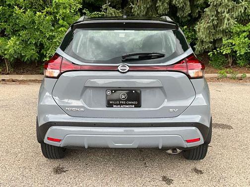 Boulder Gray Pearl/Super Black 2021 Nissan Kicks SV