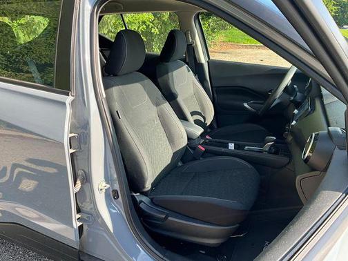 Boulder Gray Pearl/Super Black 2021 Nissan Kicks SV