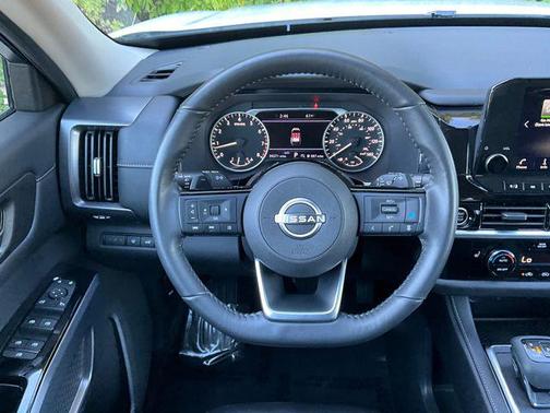 2023 Nissan Pathfinder SL 4WD
