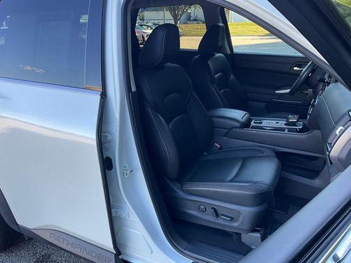 2023 Nissan Pathfinder SL 4WD