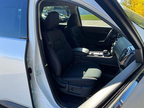 2025 Nissan Pathfinder SV 4WD