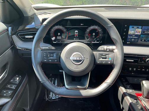 Aspen White Tricoat/Super Black 2025 Nissan Kicks SR