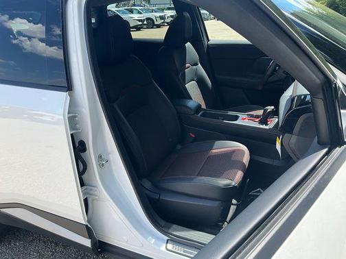 Aspen White Tricoat/Super Black 2025 Nissan Kicks SR
