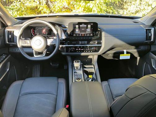 2025 Nissan Pathfinder Platinum 4WD