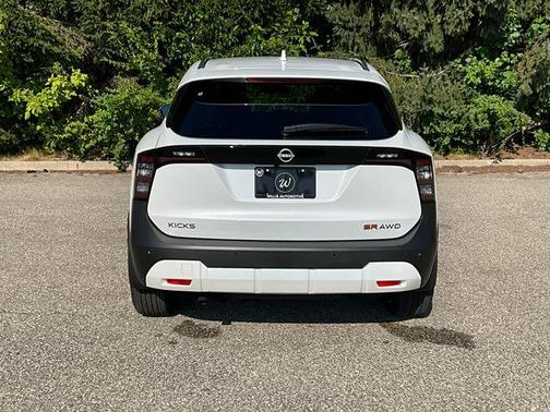 2025 Nissan Kicks SR